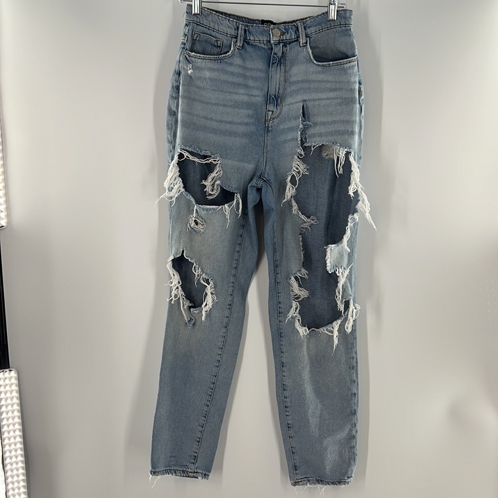 BDG URBAN OUTTERS High waisted mom jeans destroyed 28